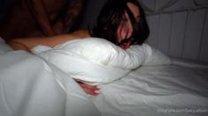 Brunette amateur webcam babe pleases pussy