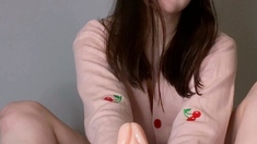 Cute amateur teen girl toying her pussy in bed on cam