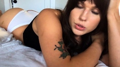 Brunette amateur webcam babe pleases pussy