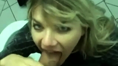 Amazing Amateur Squeezes A Facial In The Wc